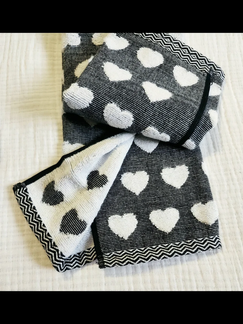 Isaac Mizrahi Black and White Heart Kitchen Towels